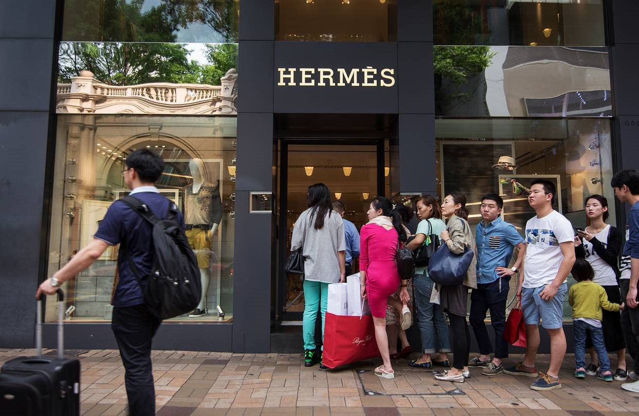 Không ai sướng bằng nhân viên Hermès: Công ty thưởng mạnh 17 tháng lương, người thấp nhất cũng bỏ túi 100 triệu đồng - Ảnh 1.