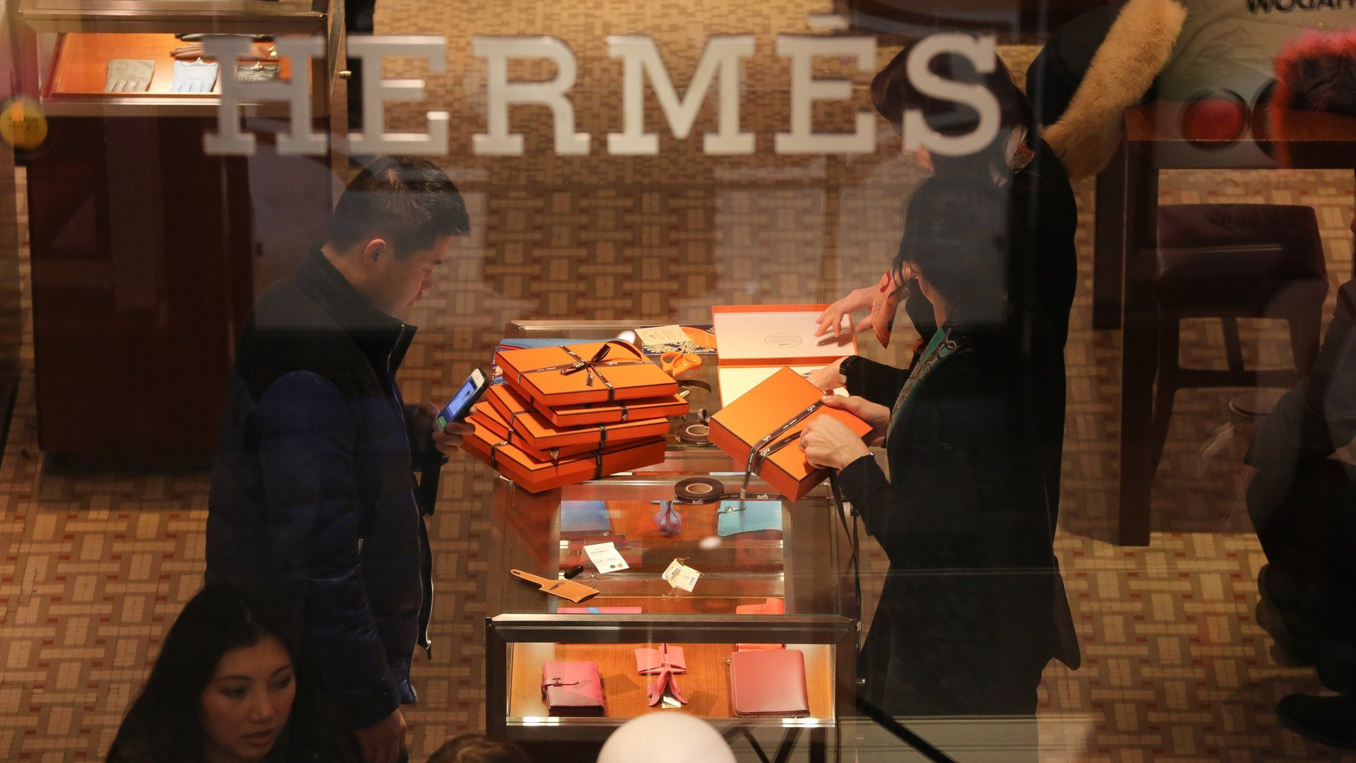 Không ai sướng bằng nhân viên Hermès: Công ty thưởng mạnh 17 tháng lương, người thấp nhất cũng bỏ túi 100 triệu đồng - Ảnh 3.
