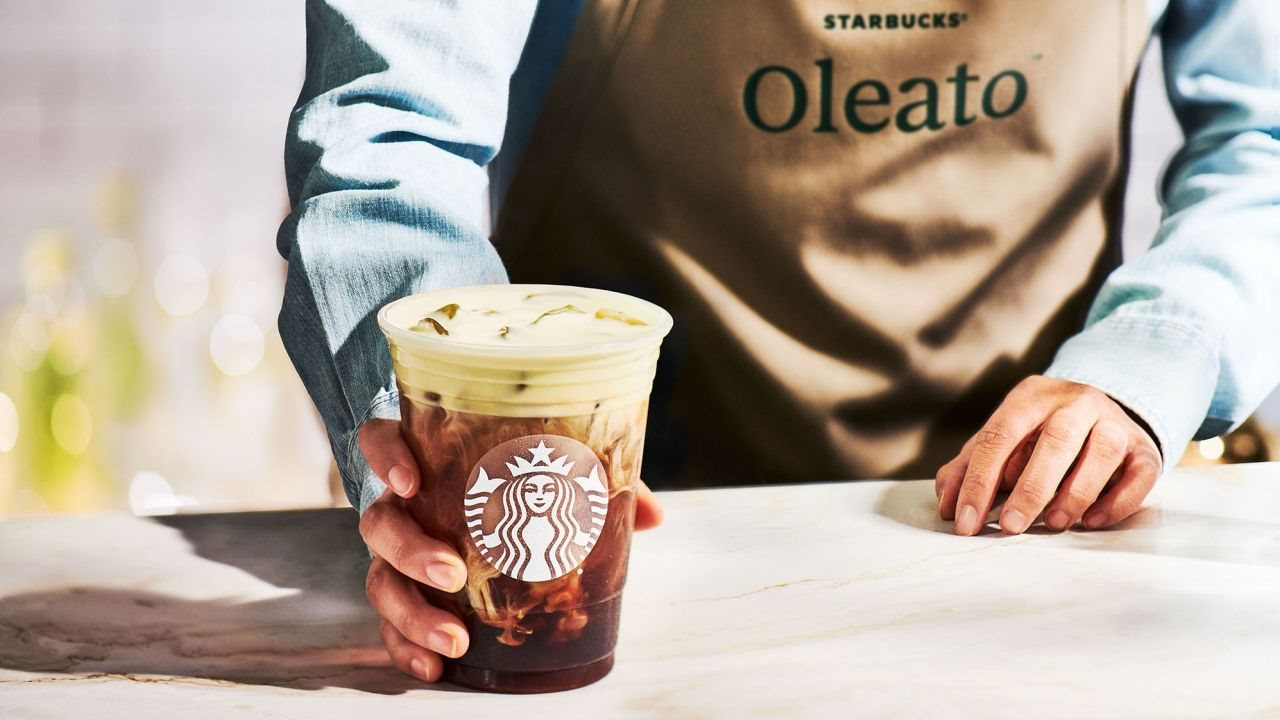 Starbucks ra mắt sản phẩm mới: Mỗi cốc cà phê sẽ có thêm 1 thìa dầu ô liu, CEO tuyên bố nếu bị khách hàng ‘chê’ sẽ không về Mỹ - Ảnh 3.