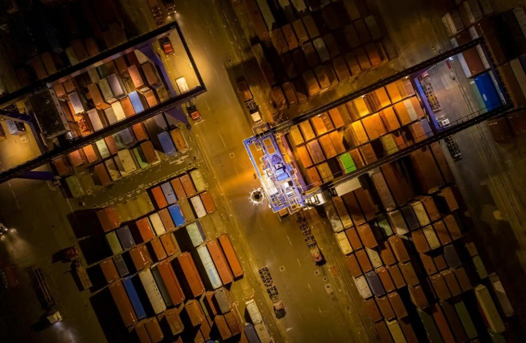 Bức tranh u ám ở cảng container lớn nhất nhì Trung Quốc: Container rỗng chất thành đống, tài xế xe tải thất nghiệp hàng loạt vì xuất khẩu ế ẩm - Ảnh 1.