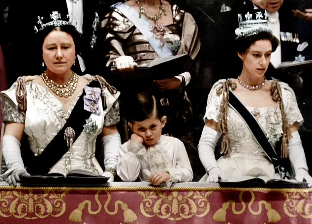 Không phải Vua Charles, Vương tôn George mới là tâm điểm của buổi lễ đăng quang - Ảnh 2.