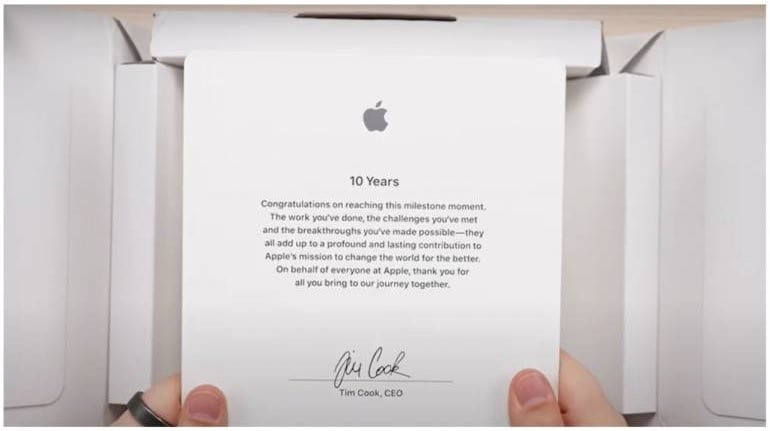 ‘Keo’ như Apple là cùng: Nhân viên làm việc đủ 10 năm nhận món quà không tưởng, dân mạng biết tin chỉ biết lắc đầu ngao ngán - Ảnh 1.