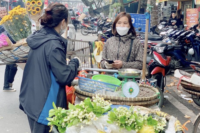 Hoa bưởi đầu mùa tỏa hương khắp phố Hà Nội, giá nửa triệu đồng/kg - Ảnh 4.