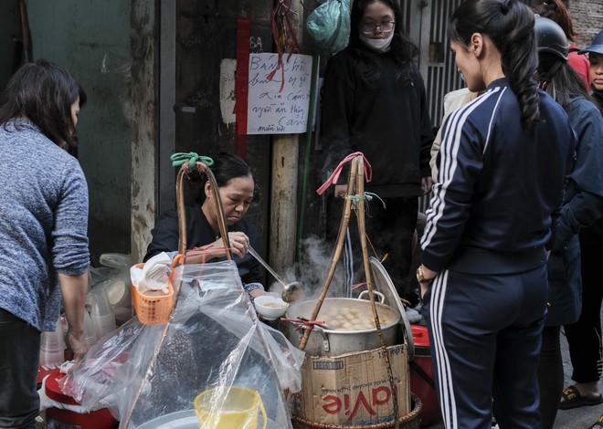 Giữa lòng Thủ đô có những gánh hàng rong khiến nhiều nhà hàng phải ghen tị vì đông khách - Ảnh 13. Giữa lòng Thủ đô có những gánh hàng rong khiến nhiều nhà hàng phải ghen tị vì đông khách - Ảnh 13.