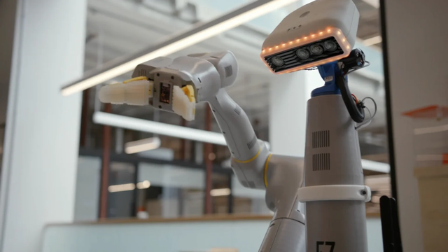 Vừa sa thải 12.000 nhân sự, công ty mẹ Google tiếp tục sa thải hơn 100 robot quét dọn - Ảnh 1.