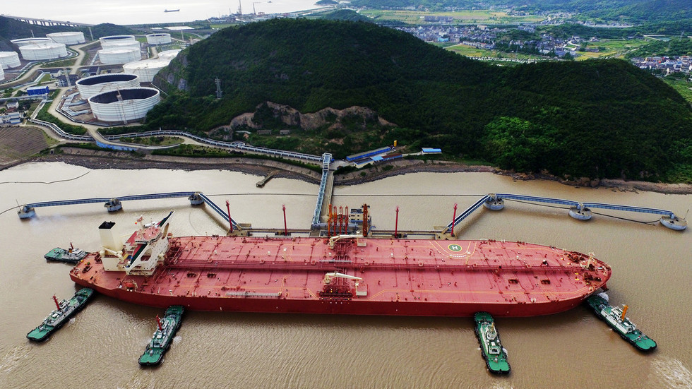 Một quốc gia đang thu gom dầu thô khắp thế giới: thuê hẳn 10 siêu tàu để vận chuyển dầu thô từ Mỹ về châu Á - Ảnh 1.