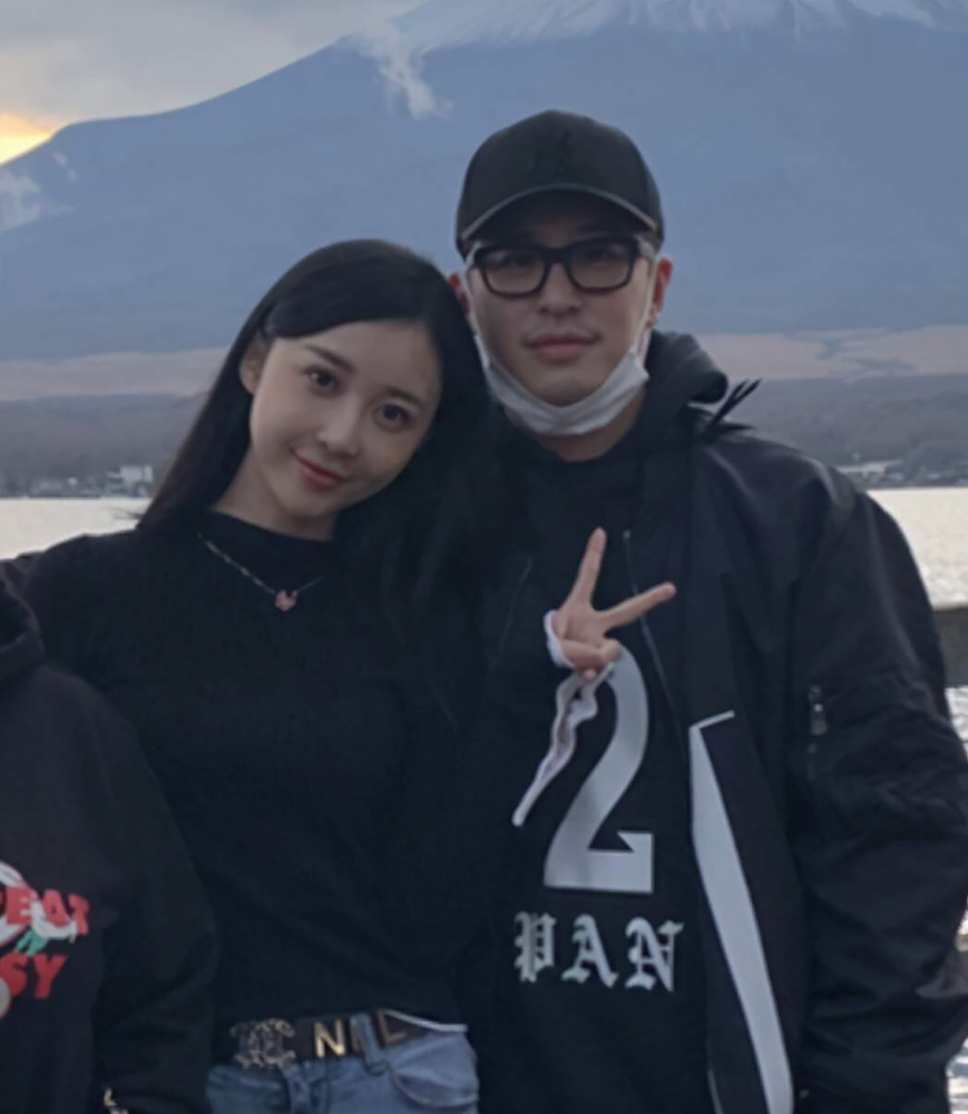 Góc khuất giới thượng lưu Trung Quốc: Có 'khóa đào tạo thành vợ đại gia', nhiều người đẹp cùng xài chung chiếc vớ hiệu để xây dựng hình tượng quý cô giàu sang - Ảnh 2. Góc khuất giới thượng lưu Trung Quốc: Có 'khóa đào tạo thành vợ đại gia', nhiều người đẹp cùng xài chung chiếc vớ hiệu để xây dựng hình tượng quý cô giàu sang - Ảnh 2.