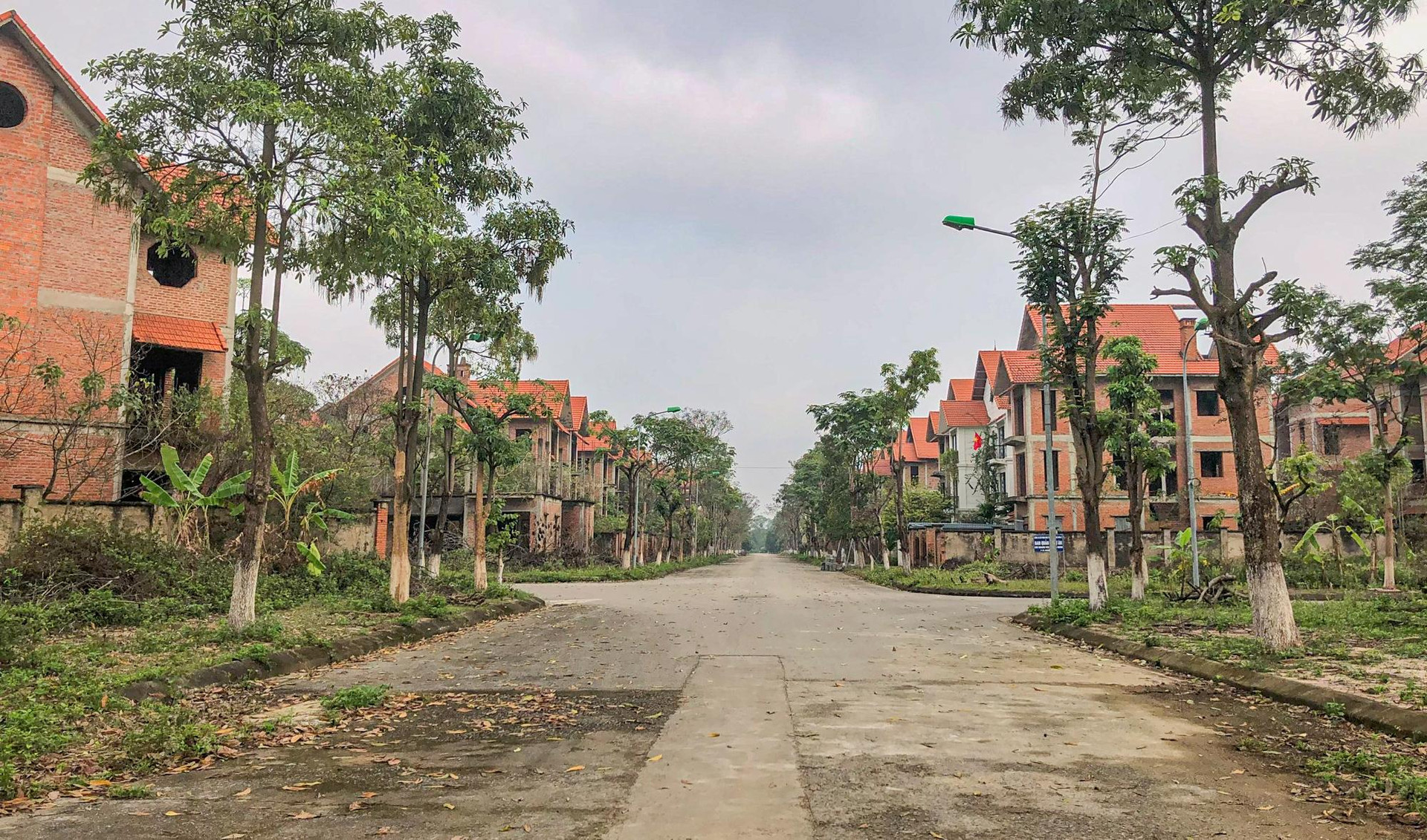 [Photo Essay] Sắp lên thành phố phía Bắc Hà Nội, &quot;làng biệt thự&quot; Mê Linh - nơi chôn vùi hàng nghìn tỷ đồng của nhà đầu tư hiện nay ra sao? - Ảnh 2.