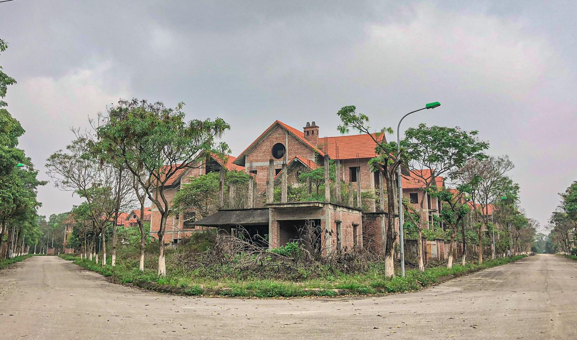 [Photo Essay] Sắp lên thành phố phía Bắc Hà Nội, &quot;làng biệt thự&quot; Mê Linh - nơi chôn vùi hàng nghìn tỷ đồng của nhà đầu tư hiện nay ra sao? - Ảnh 3.