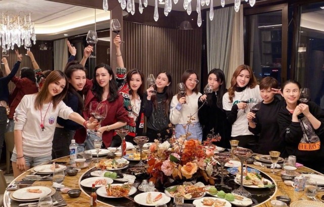 Góc khuất giới thượng lưu Trung Quốc: Có 'khóa đào tạo thành vợ đại gia', nhiều người đẹp cùng xài chung chiếc vớ hiệu để xây dựng hình tượng quý cô giàu sang - Ảnh 5. Góc khuất giới thượng lưu Trung Quốc: Có 'khóa đào tạo thành vợ đại gia', nhiều người đẹp cùng xài chung chiếc vớ hiệu để xây dựng hình tượng quý cô giàu sang - Ảnh 5.