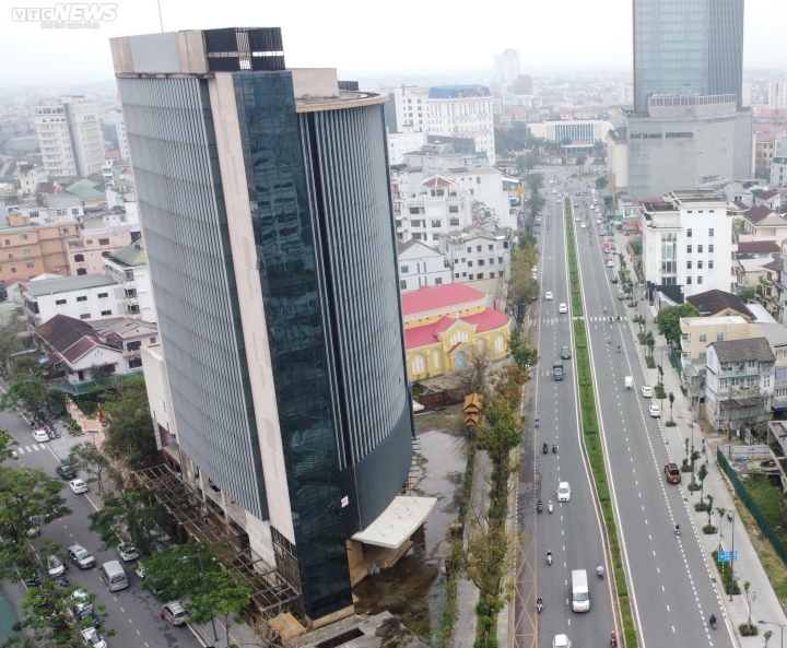 Hai dự án hơn 450 tỷ xây dựng ì ạch trên khu 'đất vàng' làm xấu mặt cố đô Huế - Ảnh 2. Hai dự án hơn 450 tỷ xây dựng ì ạch trên khu 'đất vàng' làm xấu mặt cố đô Huế - Ảnh 2.