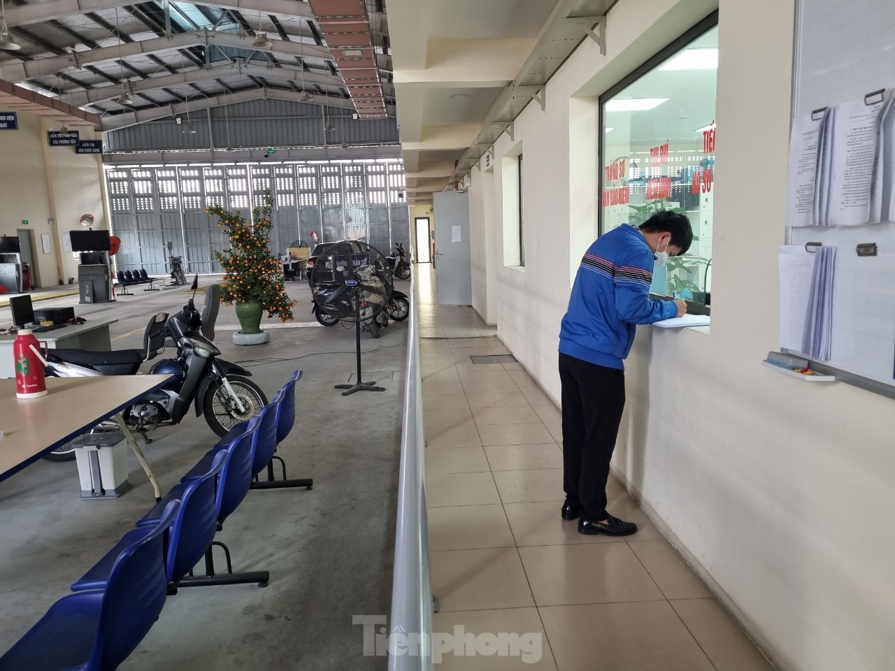 Khủng hoảng nhân sự, tái diễn cảnh xếp hàng chờ đăng kiểm tại Hà Nội - Ảnh 10. Khủng hoảng nhân sự, tái diễn cảnh xếp hàng chờ đăng kiểm tại Hà Nội - Ảnh 10.