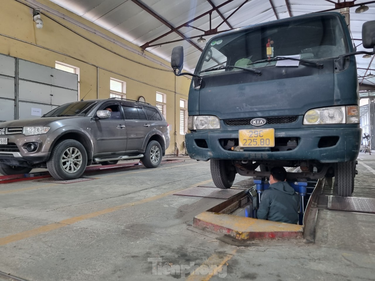Khủng hoảng nhân sự, tái diễn cảnh xếp hàng chờ đăng kiểm tại Hà Nội - Ảnh 6. Khủng hoảng nhân sự, tái diễn cảnh xếp hàng chờ đăng kiểm tại Hà Nội - Ảnh 6.