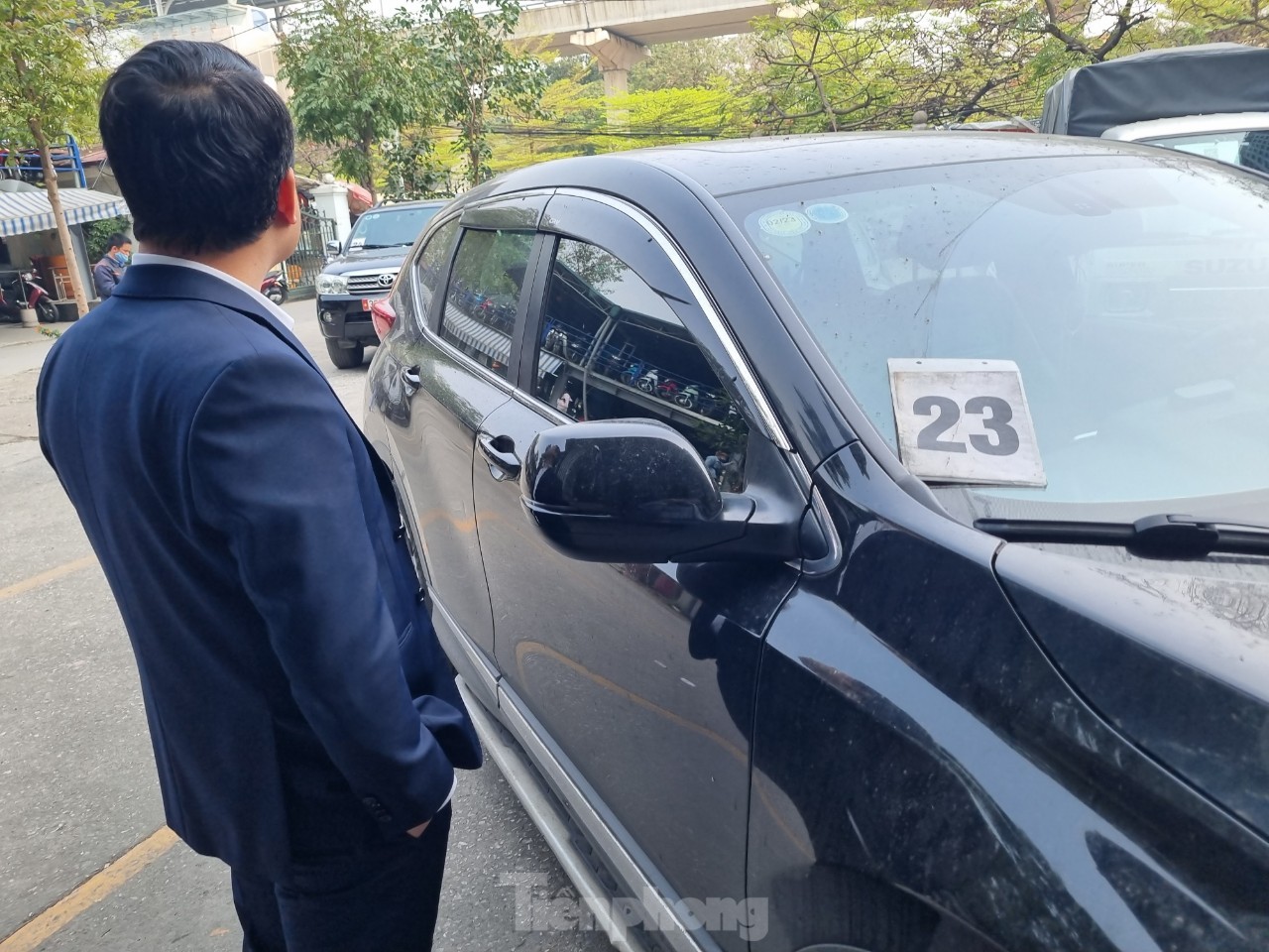 Khủng hoảng nhân sự, tái diễn cảnh xếp hàng chờ đăng kiểm tại Hà Nội - Ảnh 5. Khủng hoảng nhân sự, tái diễn cảnh xếp hàng chờ đăng kiểm tại Hà Nội - Ảnh 5.