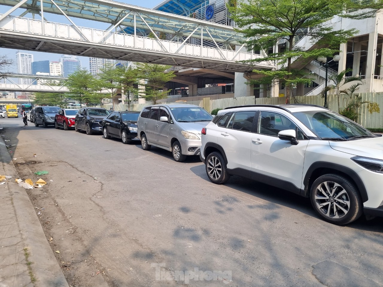 Khủng hoảng nhân sự, tái diễn cảnh xếp hàng chờ đăng kiểm tại Hà Nội - Ảnh 4. Khủng hoảng nhân sự, tái diễn cảnh xếp hàng chờ đăng kiểm tại Hà Nội - Ảnh 4.