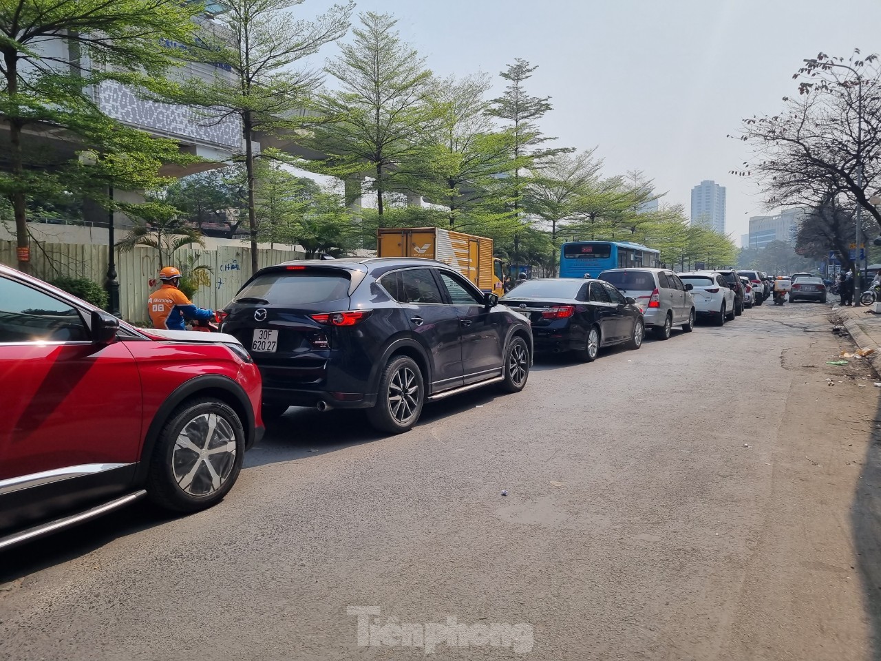 Khủng hoảng nhân sự, tái diễn cảnh xếp hàng chờ đăng kiểm tại Hà Nội - Ảnh 3. Khủng hoảng nhân sự, tái diễn cảnh xếp hàng chờ đăng kiểm tại Hà Nội - Ảnh 3.