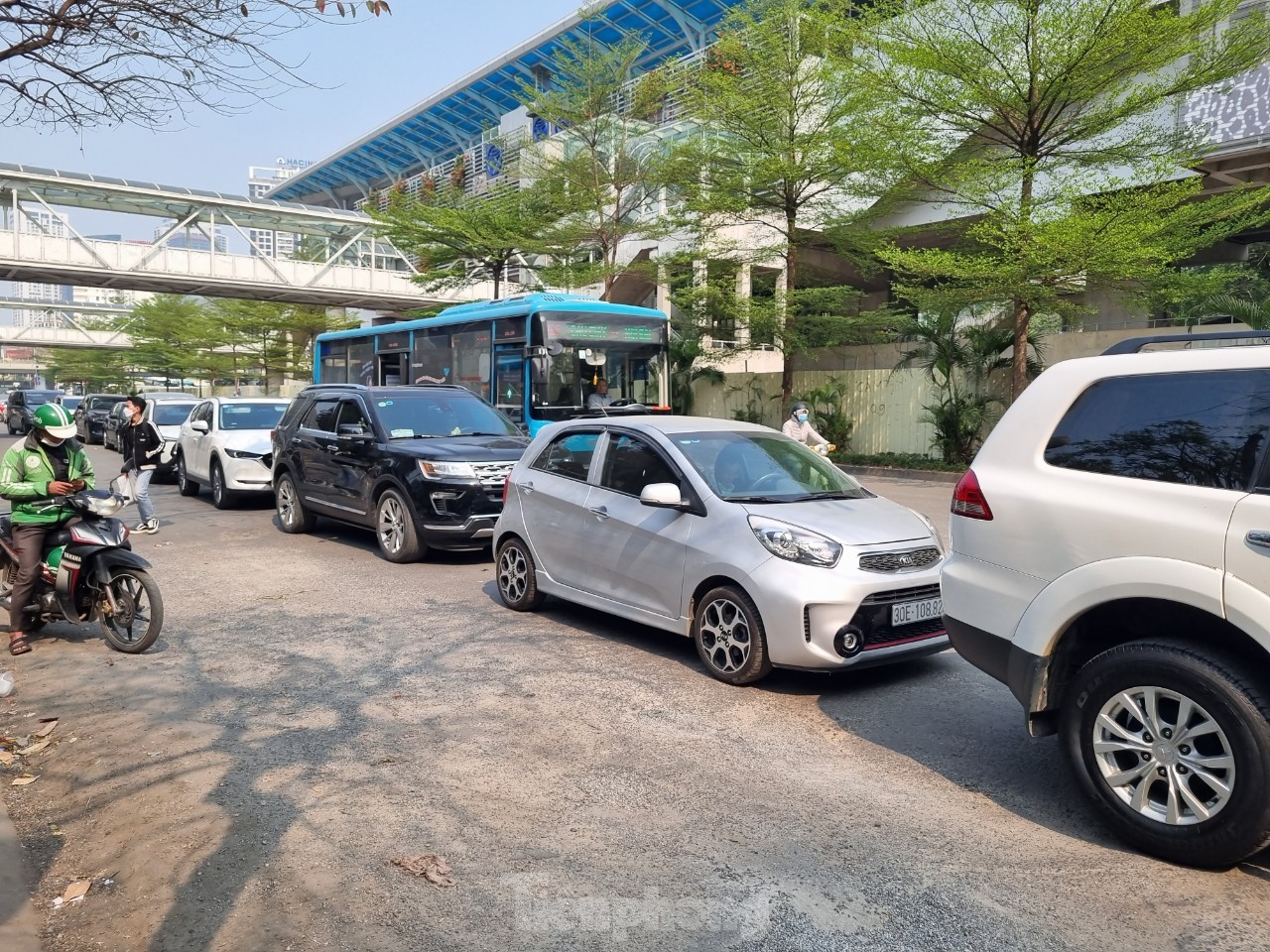 Khủng hoảng nhân sự, tái diễn cảnh xếp hàng chờ đăng kiểm tại Hà Nội - Ảnh 2. Khủng hoảng nhân sự, tái diễn cảnh xếp hàng chờ đăng kiểm tại Hà Nội - Ảnh 2.