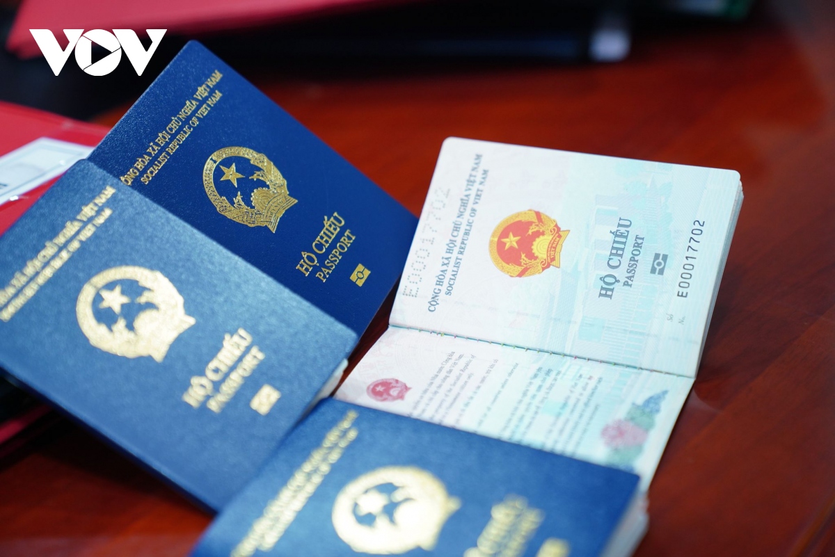 Cận cảnh hộ chiếu gắn chíp điện tử được Bộ Công an cấp từ ngày 1/3 - Ảnh 1.