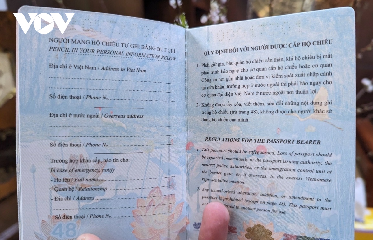 Cận cảnh hộ chiếu gắn chíp điện tử được Bộ Công an cấp từ ngày 1/3 - Ảnh 2.