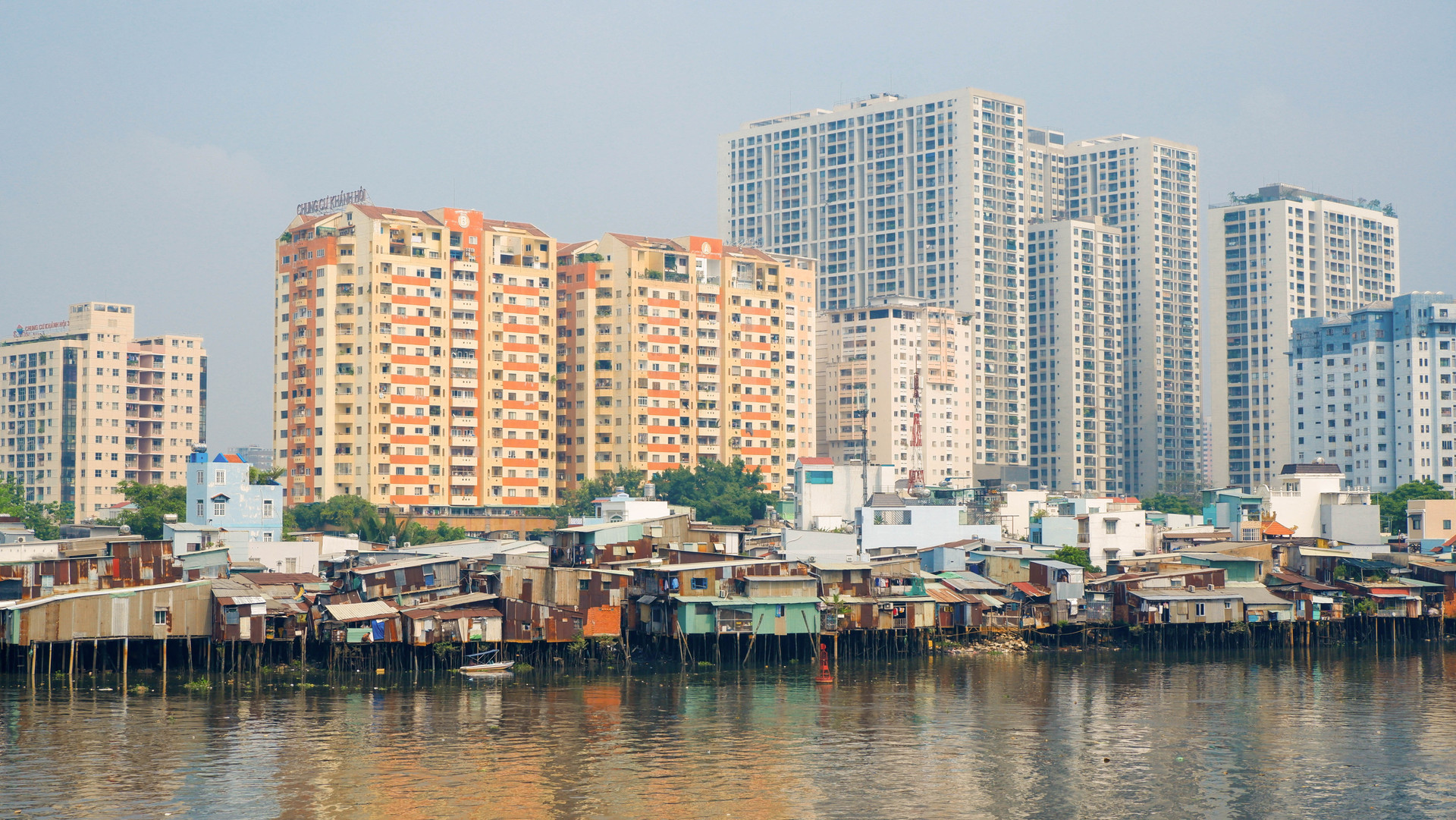 Giá căn hộ cao ngất ngưởng tại quận có mật độ dân số cao nhất Việt Nam - Ảnh 2.