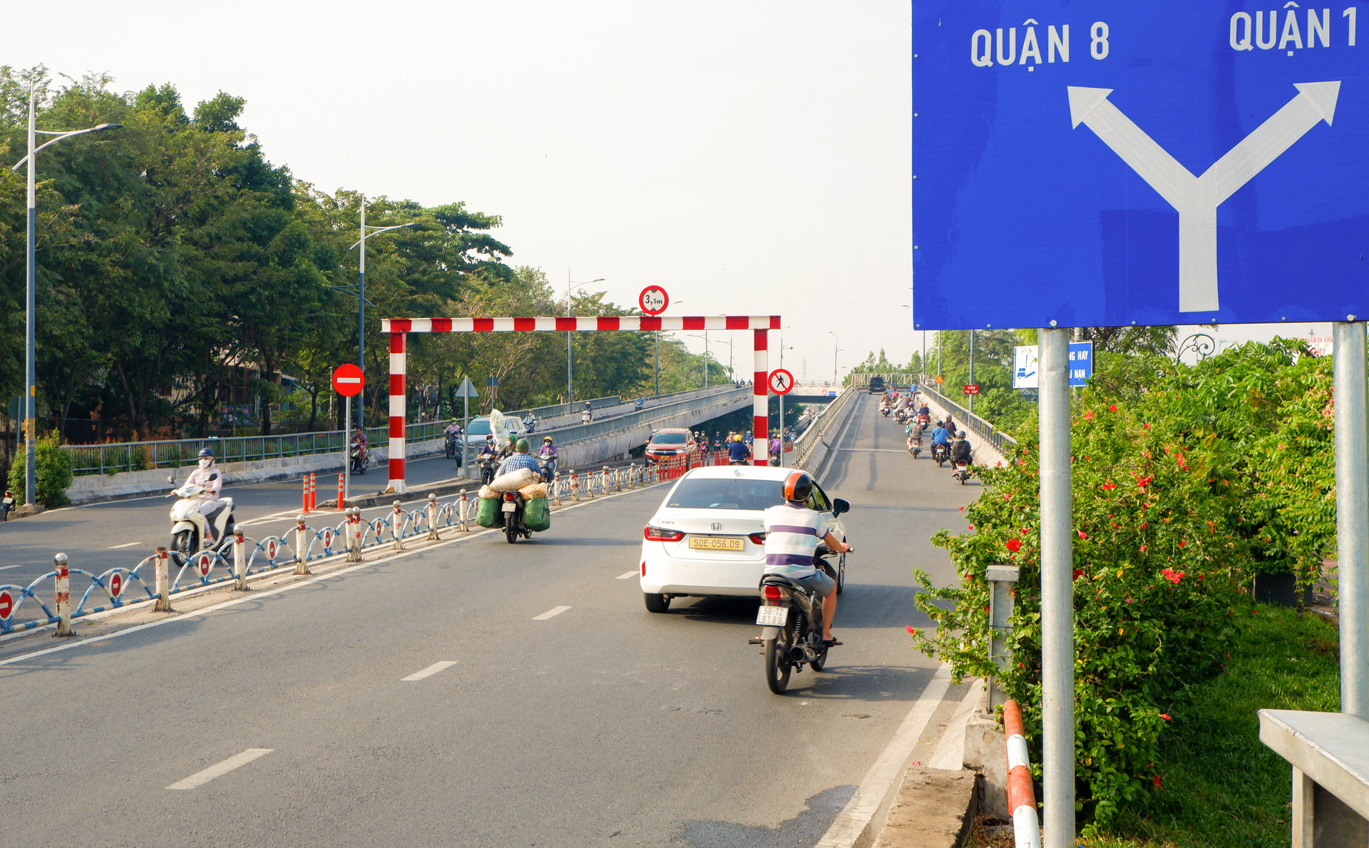 Giá căn hộ cao ngất ngưởng tại quận có mật độ dân số cao nhất Việt Nam - Ảnh 3.