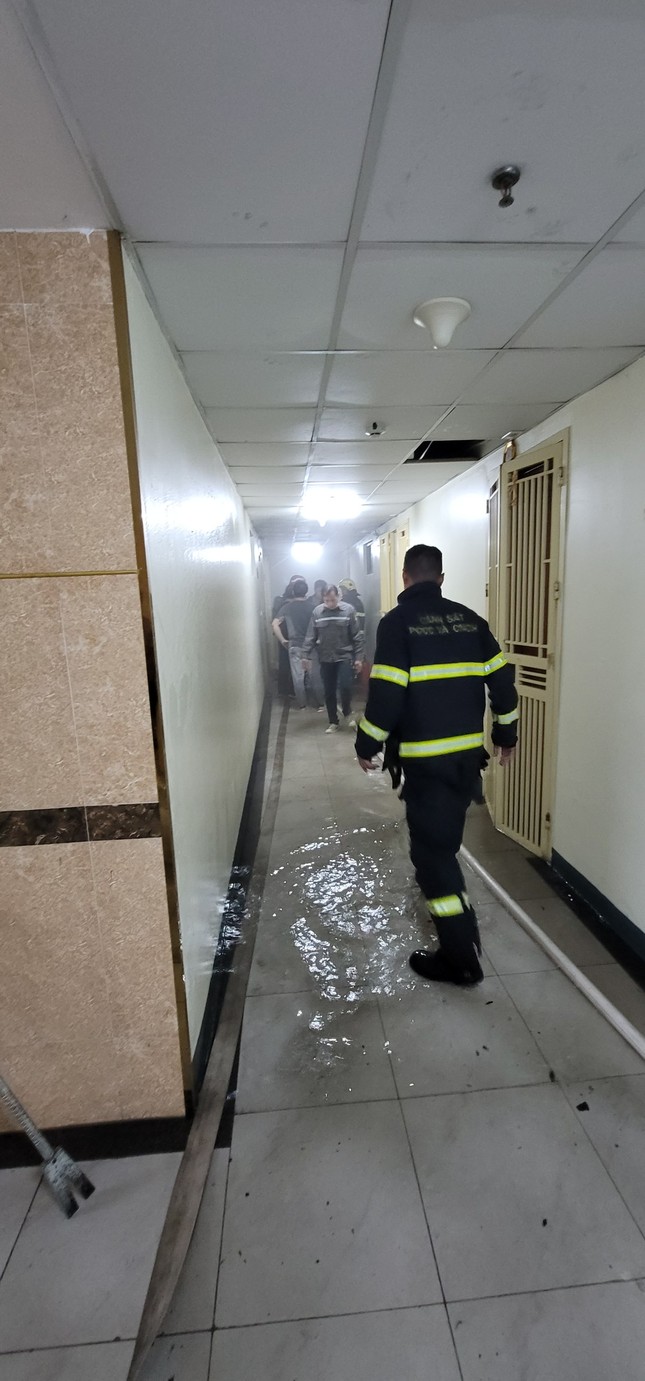 Cháy căn hộ chung cư Linh Đàm, cảnh sát hướng dẫn hơn 100 người thoát nạn - Ảnh 3.