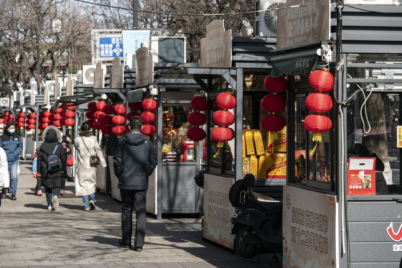 Trung Quốc 'phù phép' cho các hàng chục nghìn bốt xét nghiệm Covid: Địa điểm 'muốn quên' của người dân nay thành cửa hàng thực phẩm và trạm nghỉ cho công nhân vệ sinh - Ảnh 1.