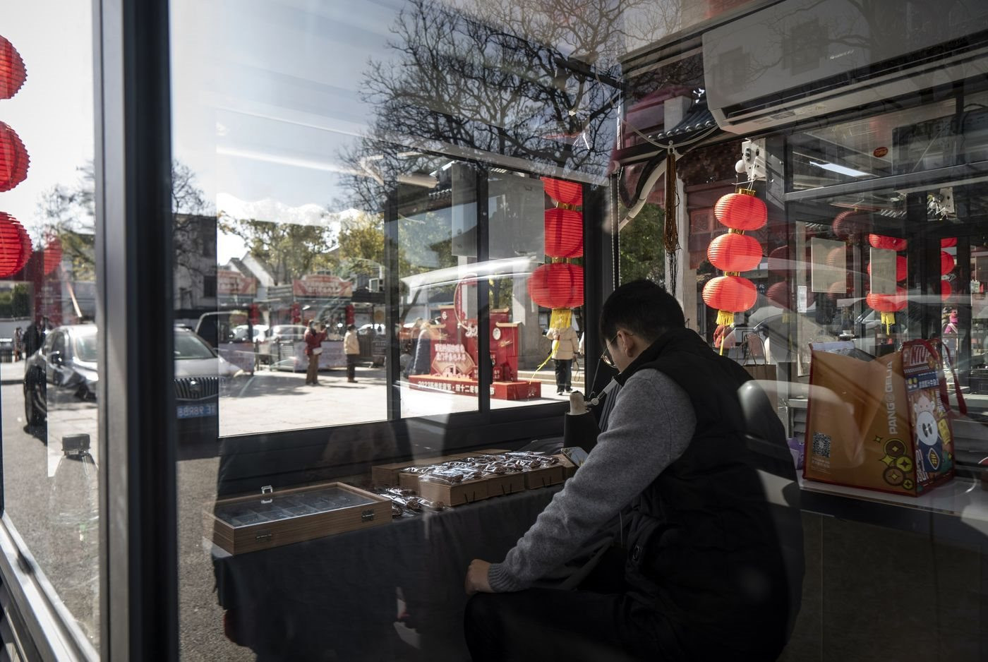 Trung Quốc 'phù phép' cho các hàng chục nghìn bốt xét nghiệm Covid: Địa điểm 'muốn quên' của người dân nay thành cửa hàng thực phẩm và trạm nghỉ cho công nhân vệ sinh - Ảnh 4.