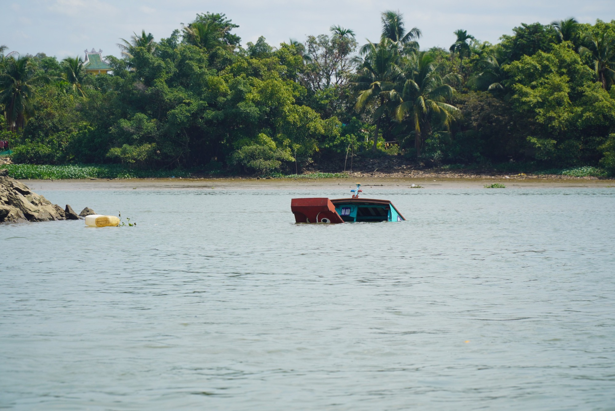 Thông tin mới vụ lật thuyền khiến 13 người gặp nạn trên sông Đồng Nai - Ảnh 1.