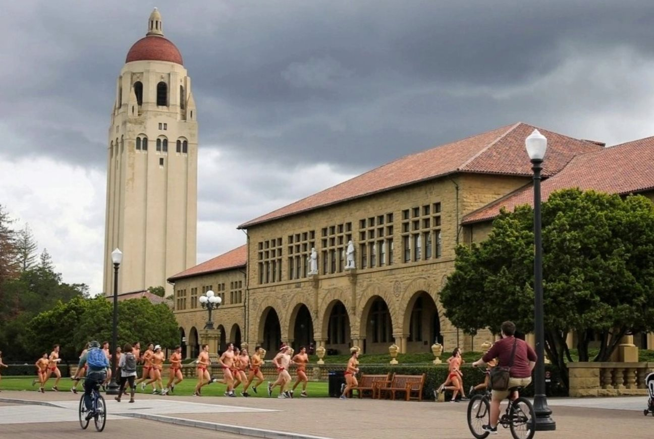 Sự bá đạo của ChatGPT: Vượt qua kỳ thi MBA của Ivy League, được sinh viên Stanford 'nhờ' thi hộ, viết bài luận - Ảnh 3.