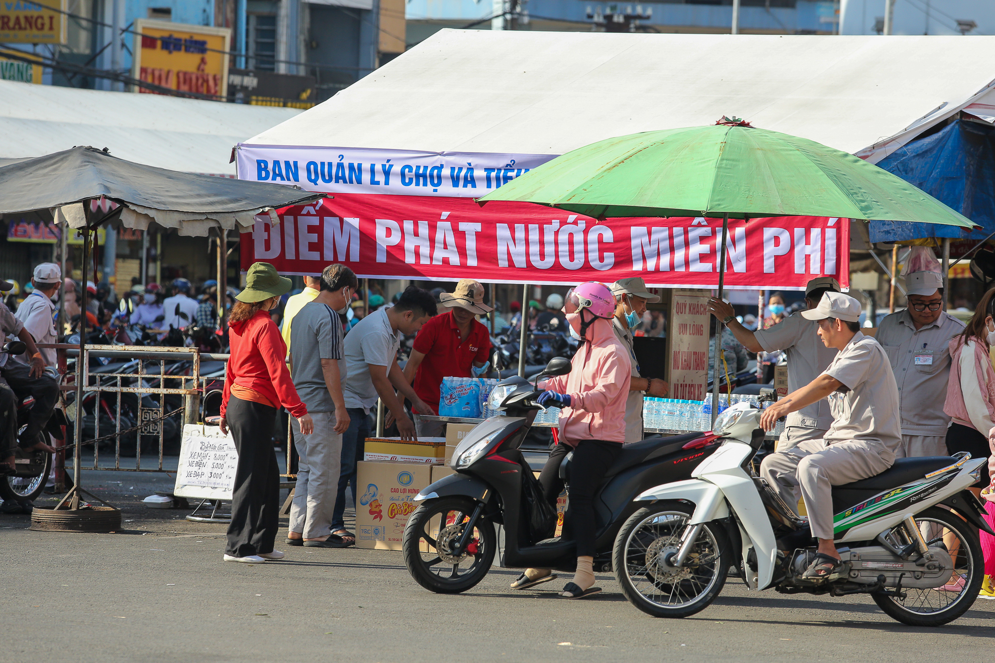 &quot;Bình Dương quá dễ thương&quot;: Thứ gì cũng được miễn phí tại Lễ hội chùa Bà, du khách ấm lòng  - Ảnh 9.