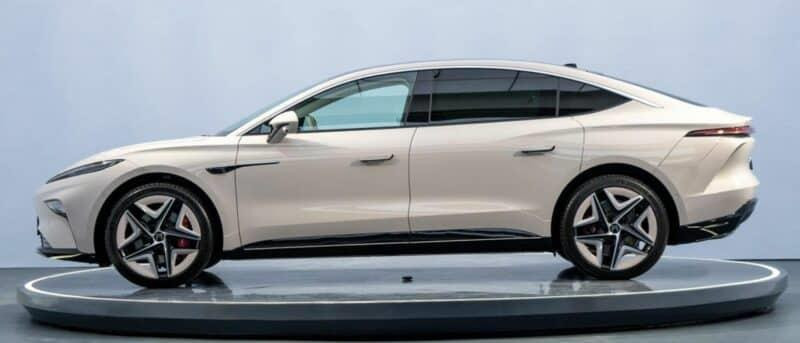 Tân bình làng xe điện mở bán chiếc SUV đẹp như mơ với mức giá khó tin, quãng đường di chuyển tới 666 km - Ảnh 2.