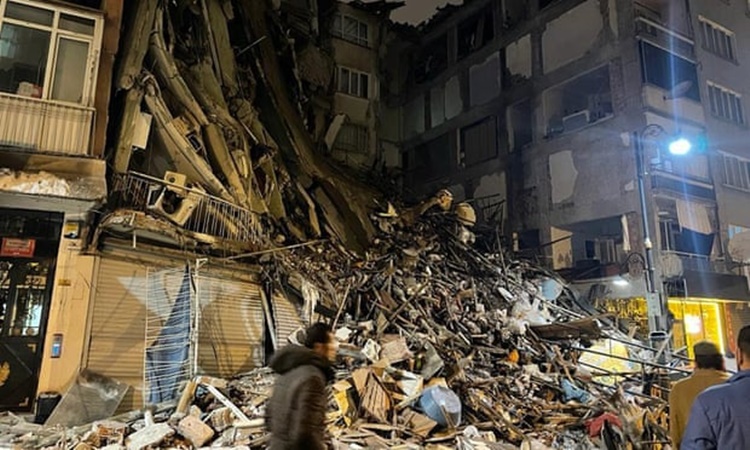 Hiện trường động đất rung chuyển Thổ Nhĩ Kỳ: Người la hét cầu cứu và tháo chạy trong hoảng loạn - Ảnh 2.