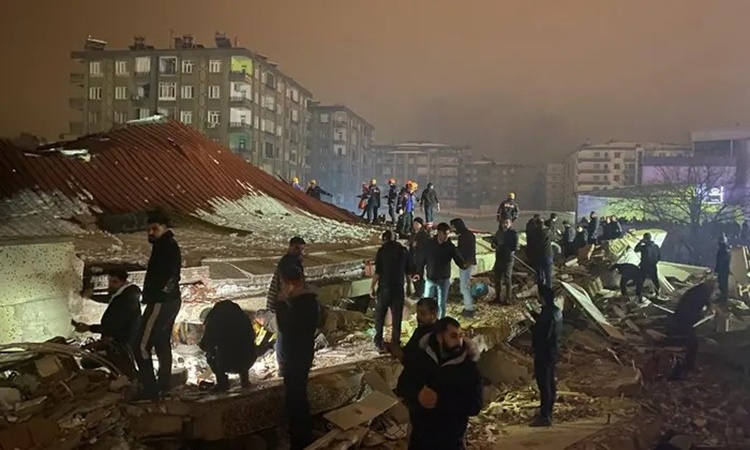 Hiện trường động đất rung chuyển Thổ Nhĩ Kỳ: Người la hét cầu cứu và tháo chạy trong hoảng loạn - Ảnh 4.