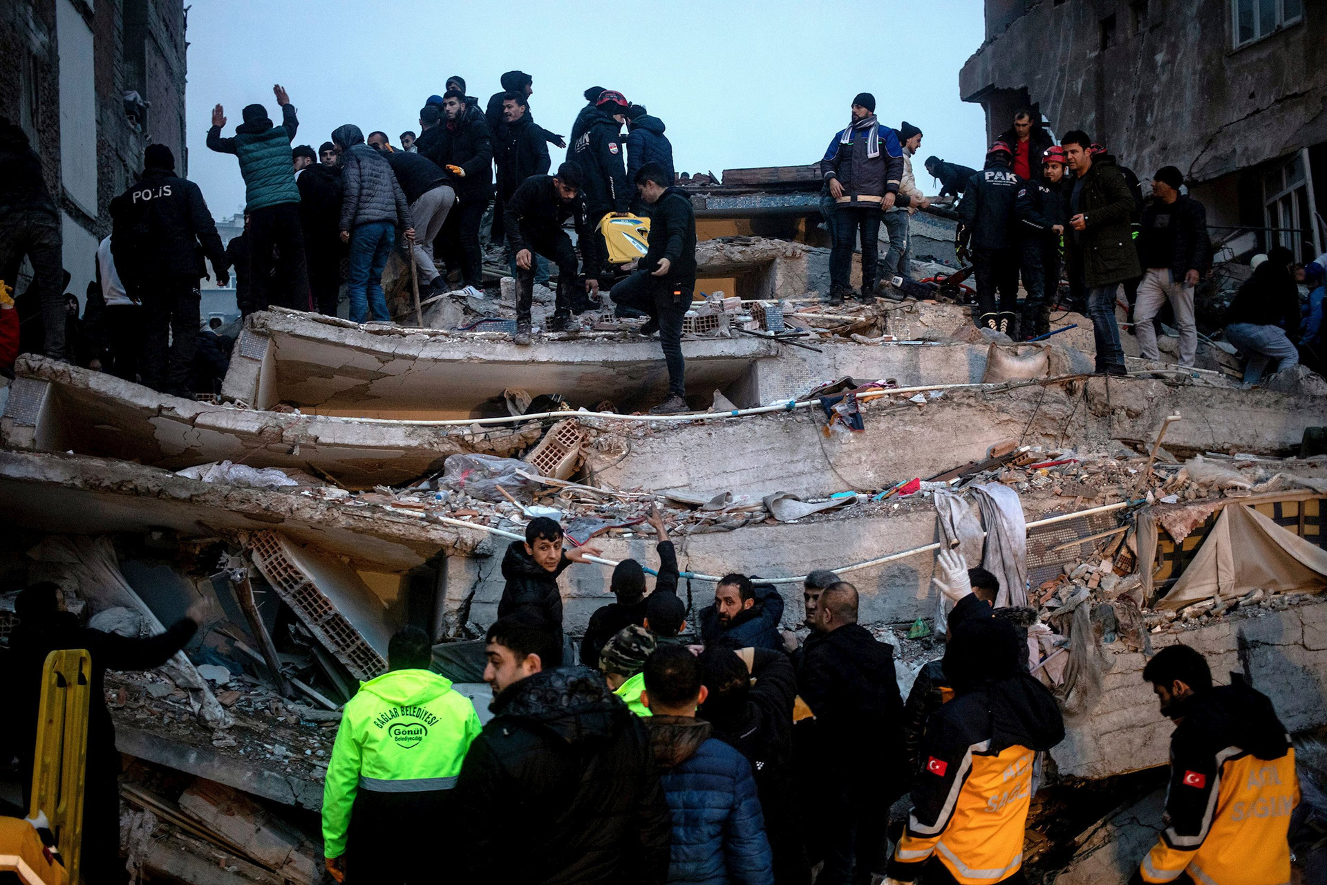 Gần 700 người chết trong trận động đất thế kỷ ở Thổ Nhĩ Kỳ và Syria nhưng điều tồi tệ nhất còn ở phía trước - Ảnh 1.