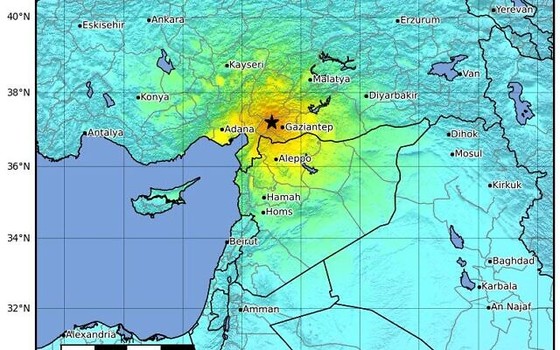 Hiện trường động đất rung chuyển Thổ Nhĩ Kỳ: Người la hét cầu cứu và tháo chạy trong hoảng loạn - Ảnh 1.