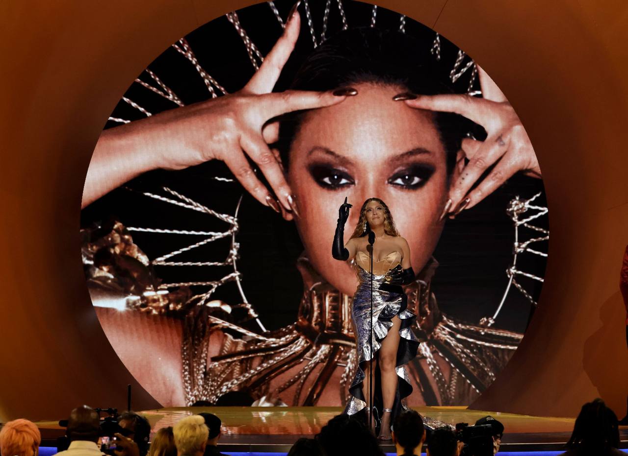Đẳng cấp Beyoncé: Tới trễ nhưng vẫn giành giải phá kỉ lục &quot;khủng&quot;, còn được dâng cúp Grammy đến tận chỗ ngồi! - Ảnh 1.