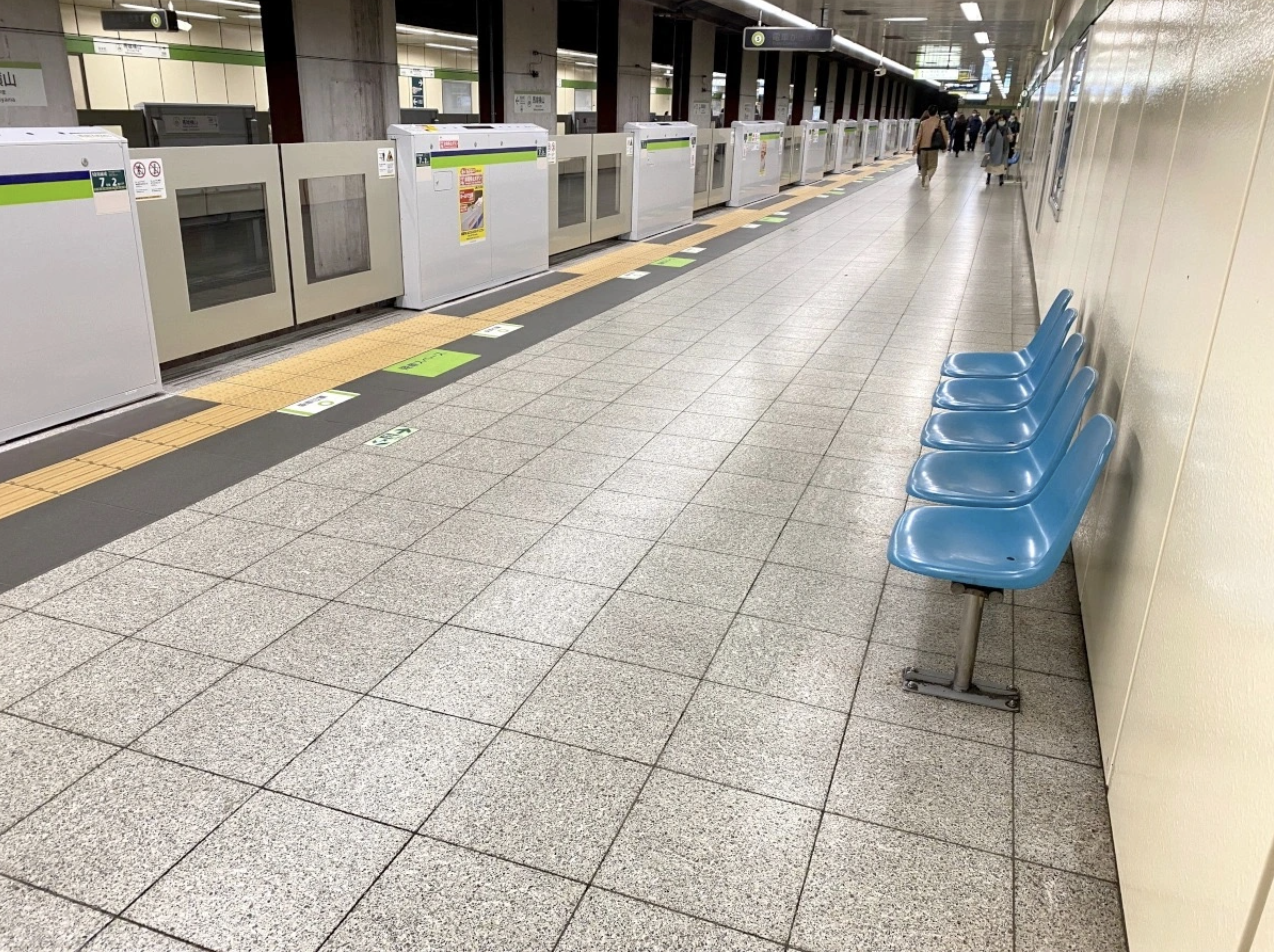 Tinh tế như người Nhật: Lý do thật khiến những chiếc ghế ở nhiều ga tàu không quay mặt về phía đường tàu, hóa ra là để bảo vệ hành khách - Ảnh 1.