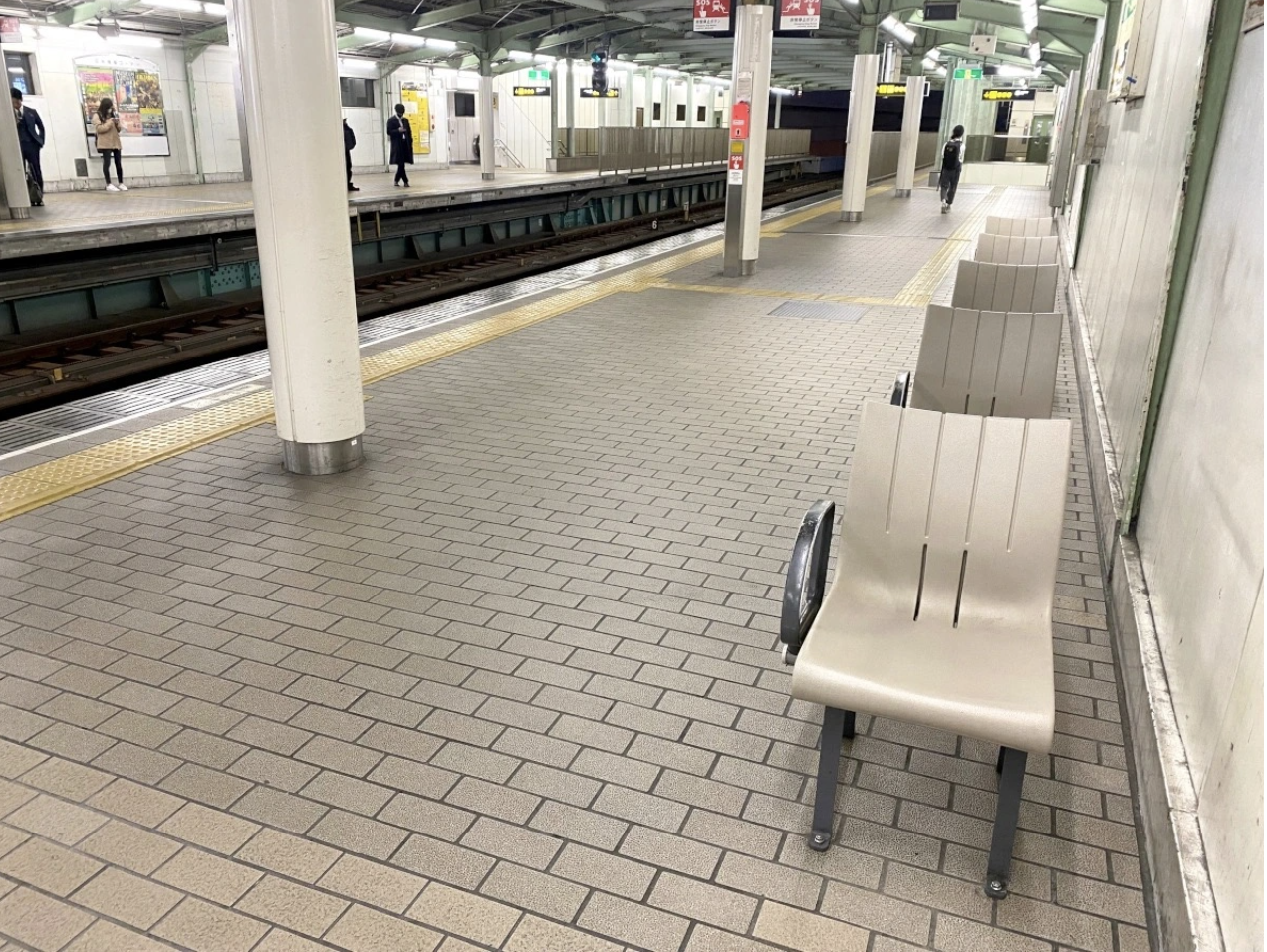 Tinh tế như người Nhật: Lý do thật khiến những chiếc ghế ở nhiều ga tàu không quay mặt về phía đường tàu, hóa ra là để bảo vệ hành khách - Ảnh 2.