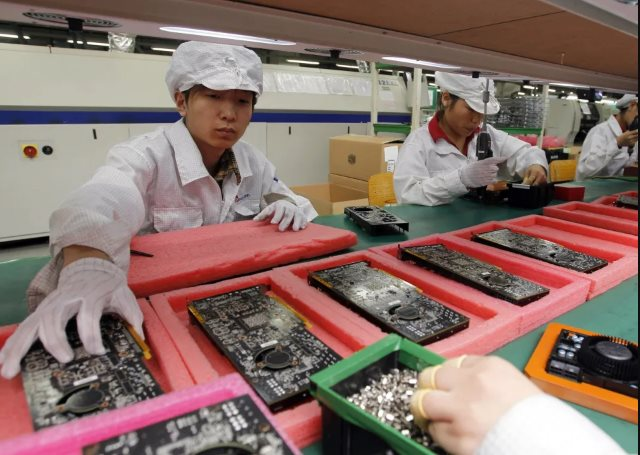 Công nhân nhà máy Foxconn tiết lộ sự thật bất ngờ về dây chuyền sản xuất iPhone 14 ở Trung Quốc - Ảnh 1.