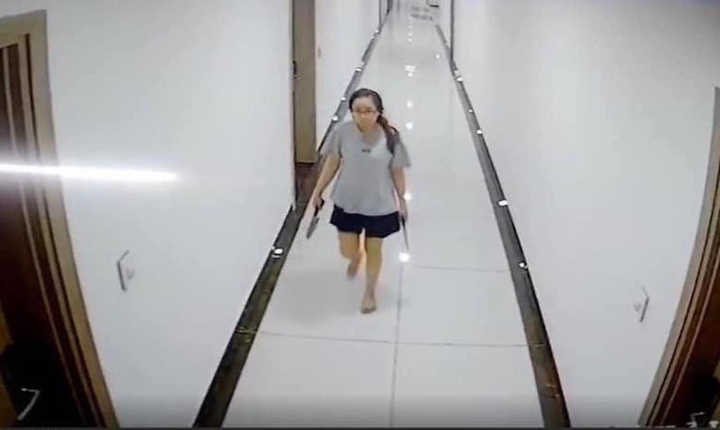 Người phụ nữ cầm dao đi dọc hành lang, đe doạ hàng xóm trong chung cư ở Hà Nội - Ảnh 1.