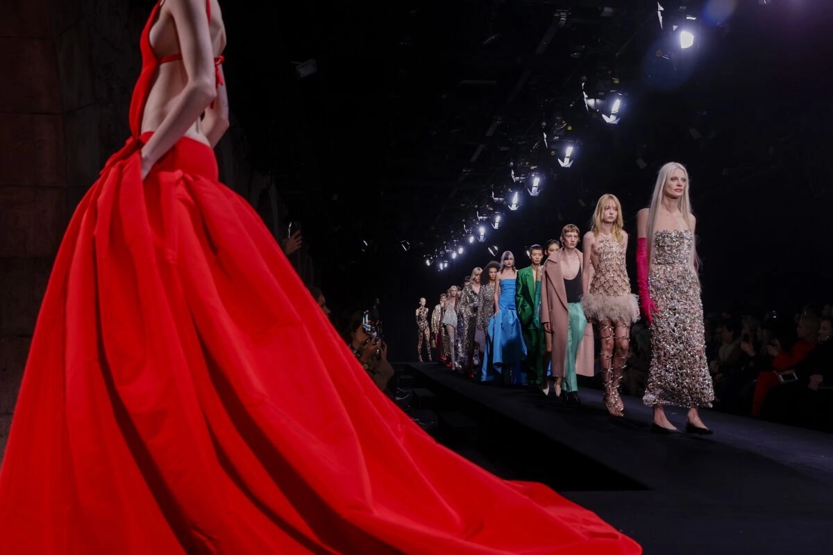 Haute Couture Fashion Week: 7 BST bùng nổ về thị giác và đáng xem hơn hẳn Chanel - Dior - Ảnh 2.