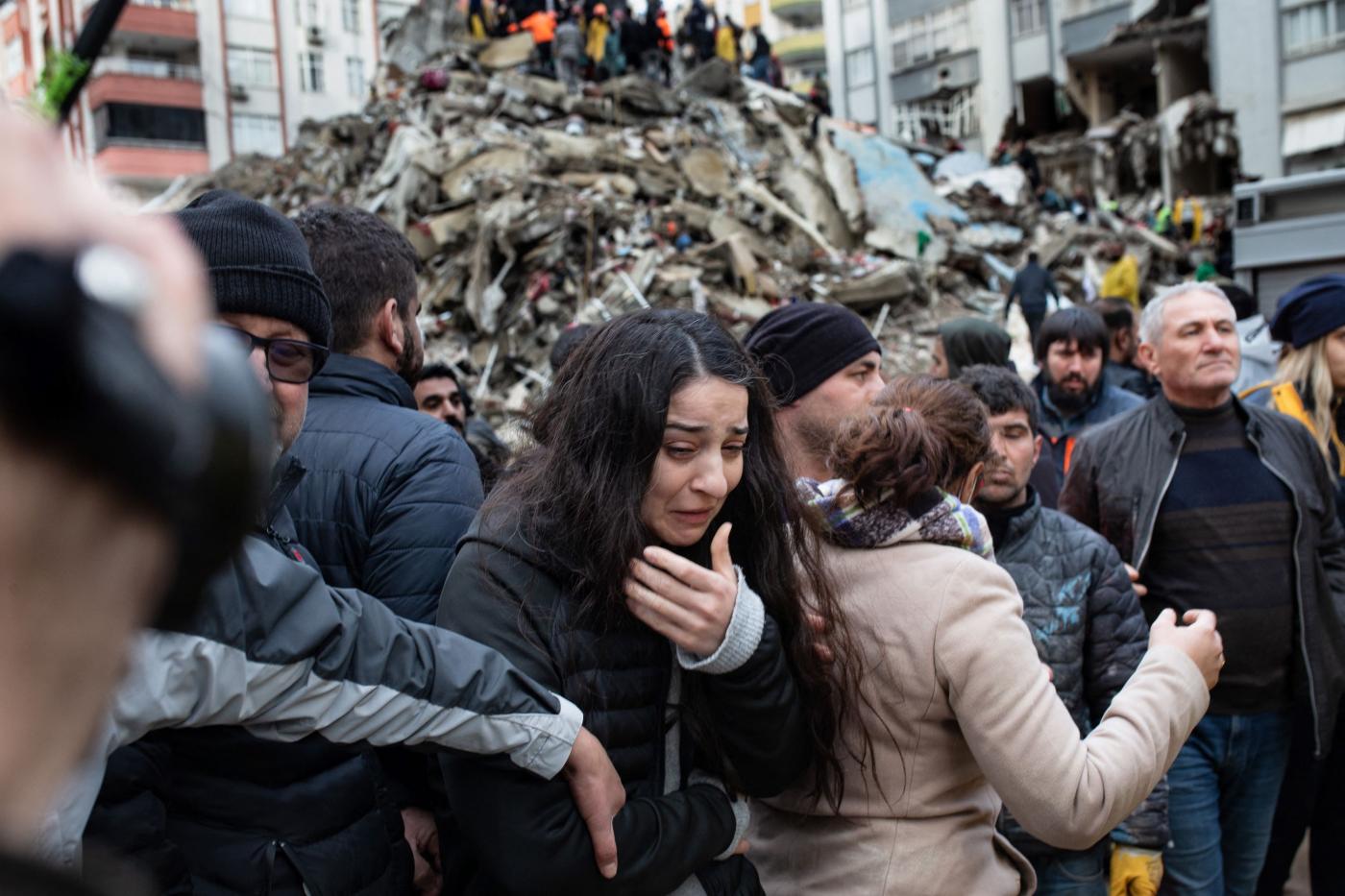 Động đất ở Thổ Nhĩ Kỳ: Số người ch 4300 tăng, khi đội cứu hộ tiếp cận vùng nông thôn có thể đã quá muộn - Ảnh 10.