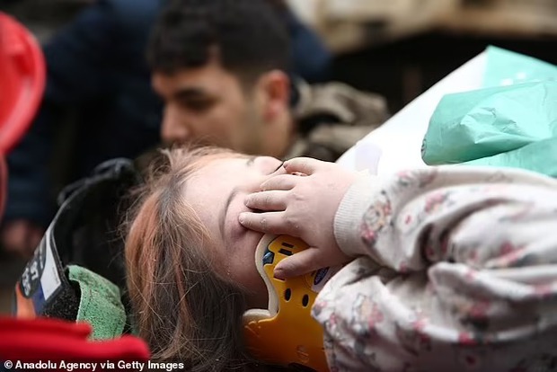 Tình người trong thảm họa động đất Thổ Nhĩ Kỳ: Tiếng người kêu cứu dưới những lớp bê tông đổ nát, tuyết phủ trắng tr...và họ đã đưa được 2 em bé còn sống ra ngoài - Ảnh 6.