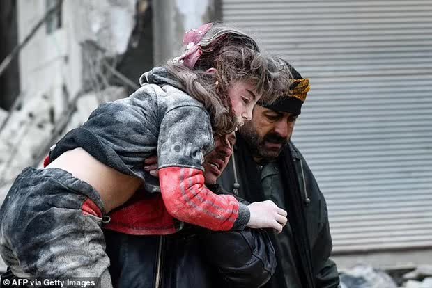 Tình người trong thảm họa động đất Thổ Nhĩ Kỳ: Tiếng người kêu cứu dưới những lớp bê tông đổ nát, tuyết phủ trắng tr...và họ đã đưa được 2 em bé còn sống ra ngoài - Ảnh 7.