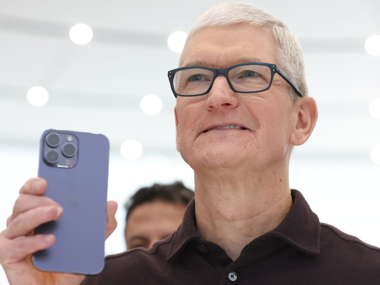 Giá iPhone cao cấp tăng từ 962 USD lên 1.600 USD sau 14 năm, CEO Tim Cook tự tin: ‘Mọi người vẫn sẽ mua sản phẩm của chúng tôi thôi’ - Ảnh 1.