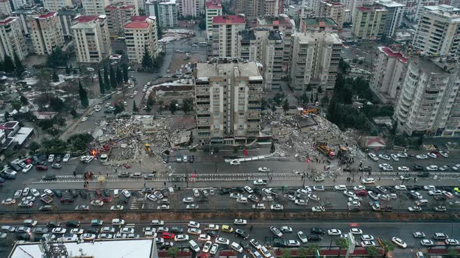 Clip: Khoảnh khắc kinh hoàng do trận động đất lịch sử tại Thổ Nhĩ Kỳ và Syria gây ra khiến gần 4.000 người thiệt mạng - Ảnh 6.