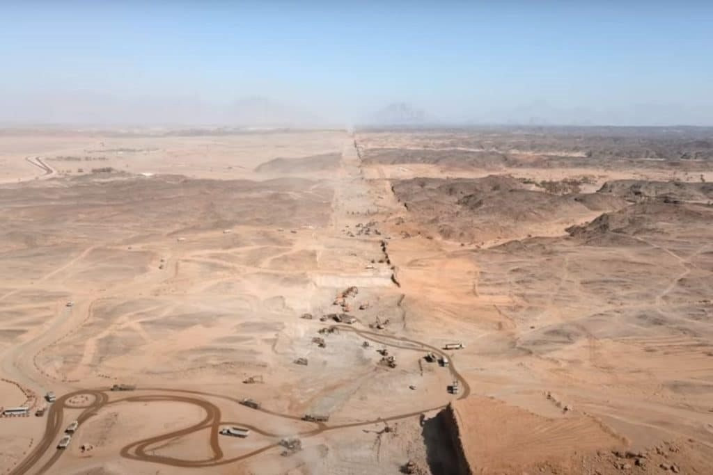 Mặc dè bỉu và hoài nghi, siêu thành phố 170km giữa sa mạc của Saudi Arabia đón tin vui mới - Ảnh 2.