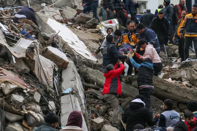 Clip: Khoảnh khắc kinh hoàng do trận động đất lịch sử tại Thổ Nhĩ Kỳ và Syria gây ra khiến gần 4.000 người thiệt mạng - Ảnh 5.