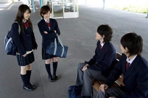 Những nguyên tắc giáo dục kỳ lạ ở Nhật Bản: Bắt học sinh nữ mặc đồ lót đồng màu, không được buộc tóc đuôi ngựa... - Ảnh 1.